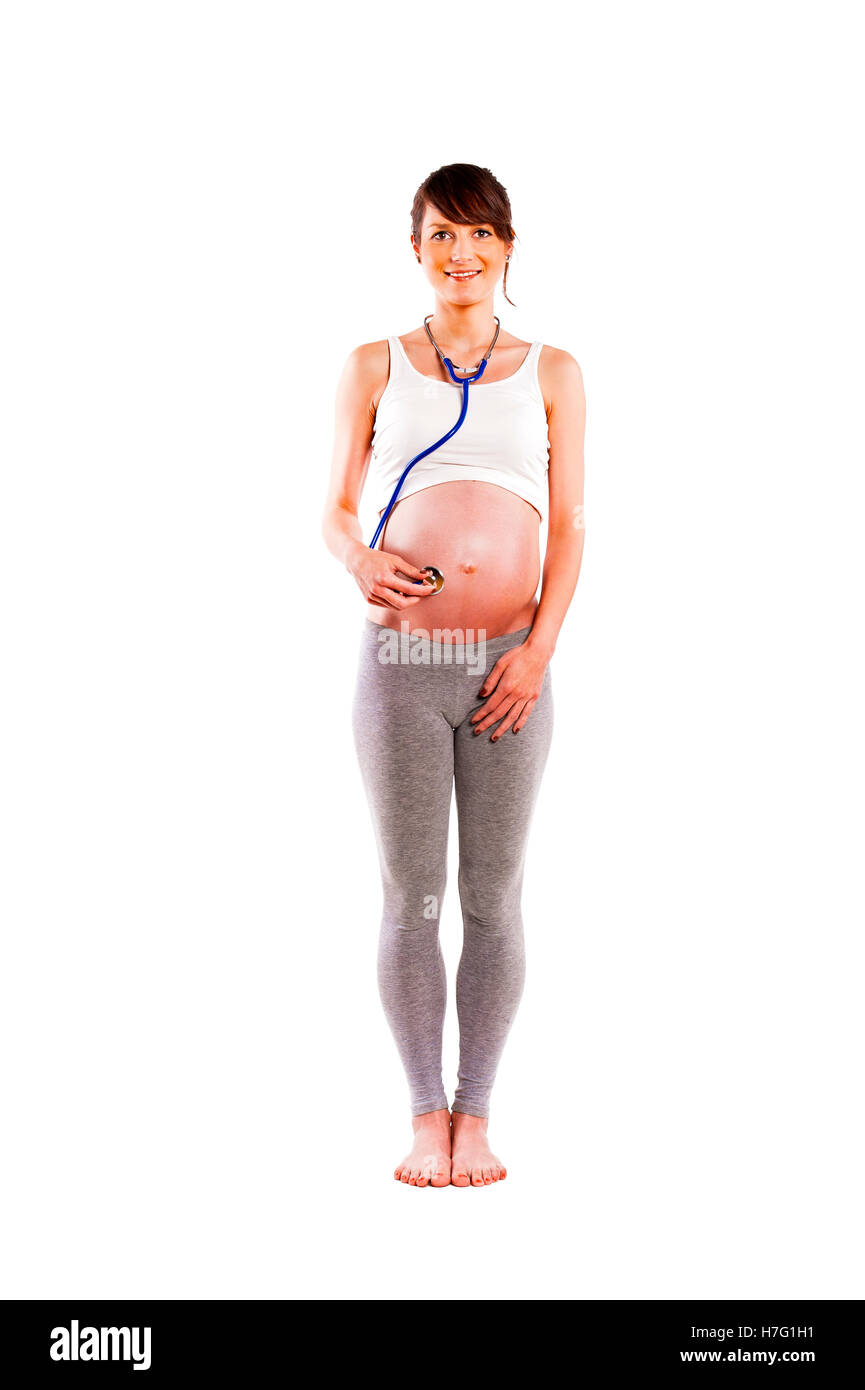Donna incinta con uno stetoscopio isolate su sfondo bianco. Foto Stock