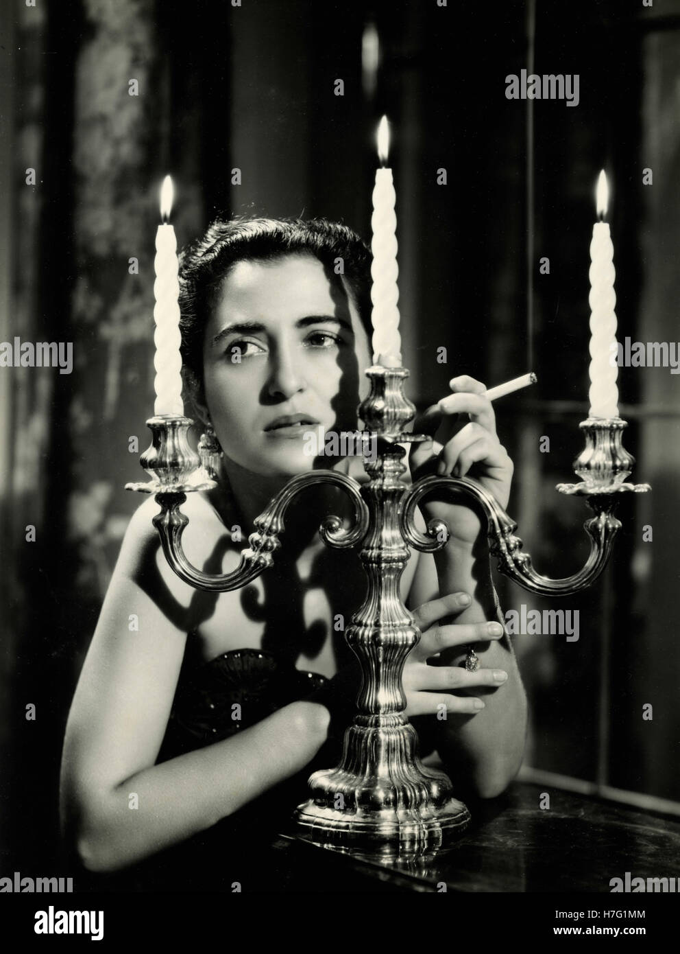 La donna dietro il candlier, Italia Foto Stock