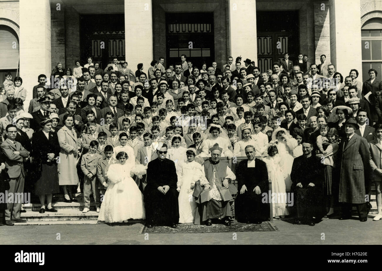 I sacerdoti, i genitori e i bambini vestiti per la prima comunione, Italia  Foto stock - Alamy