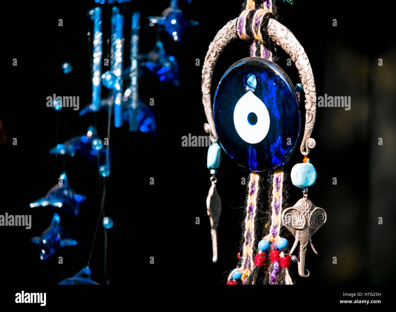 Blue amuleto appeso su uno sfondo nero. Foto Stock