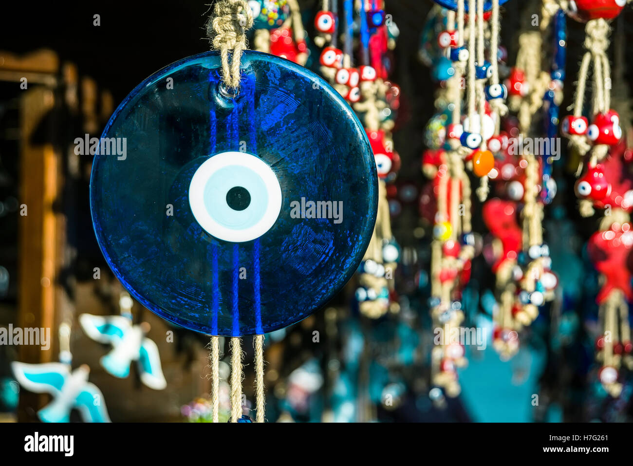 Blue amuleto appeso a un albero e amuleti sfocati sullo sfondo. Foto Stock