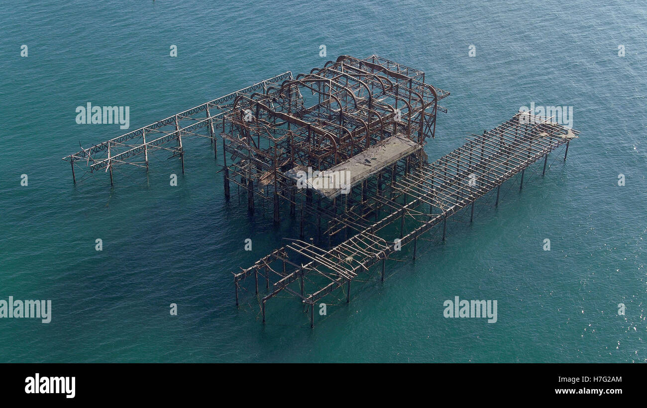 Una fotografia aerea del vecchio molo Ovest di Brighton, Sussex. Picture Data: Mercoledì 2 Novembre 2016 Foto Stock