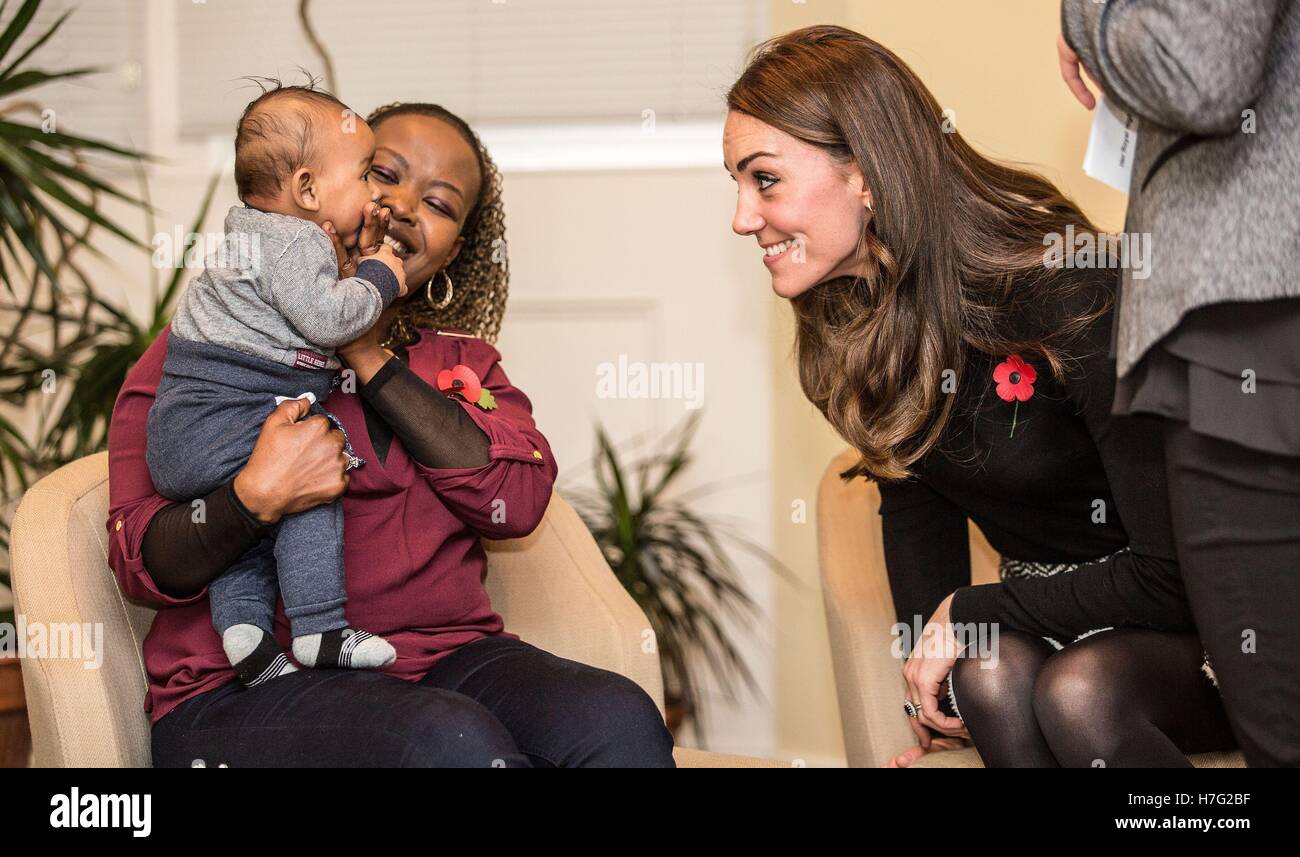 La Duchessa di Cambridge rende facce a quattro mesi di età come Gabriel parla a sua madre Hlengiwe Sithole al Nelson fiducia Centro per le donne a Gloucester che è progettato per sostenere le donne che hanno problemi di vulnerabilità, in particolare di coloro che hanno sperimentato gli abusi e traumi. Foto Stock