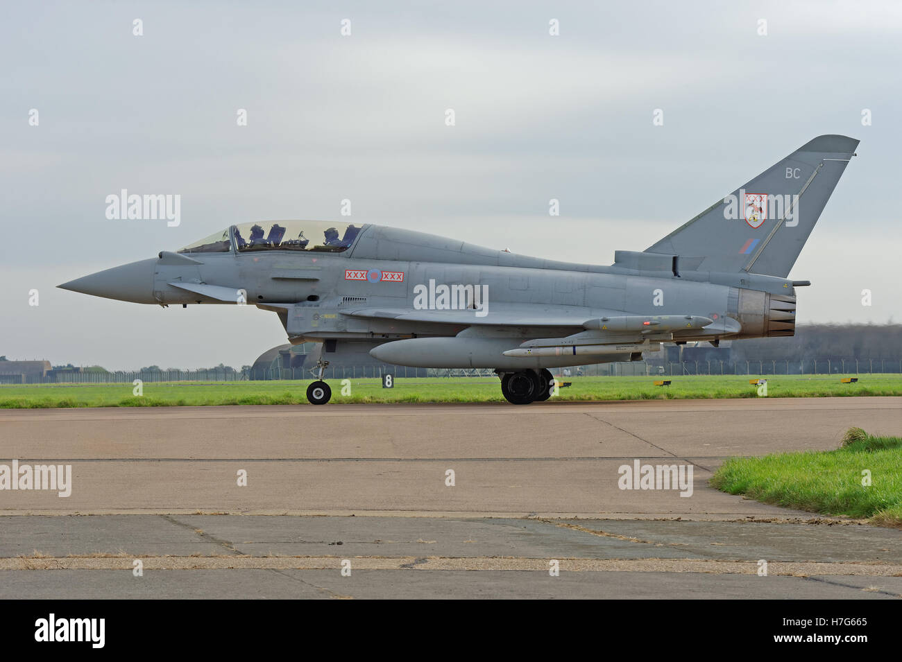 Un Eurofighter Typhoon 29 Squadron RAF su una pista di rullaggio a RAF Coningsby,Lincolnshire, Regno Unito Foto Stock