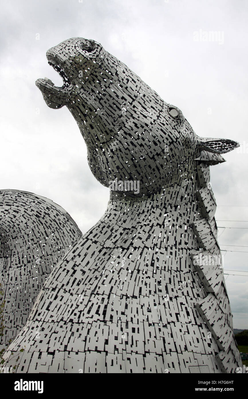 Uno degli enormi Kelpie testa di cavallo sculture che sedersi sul canale di Forth e Clyde nella elica Park, Falkirk, Scozia Foto Stock