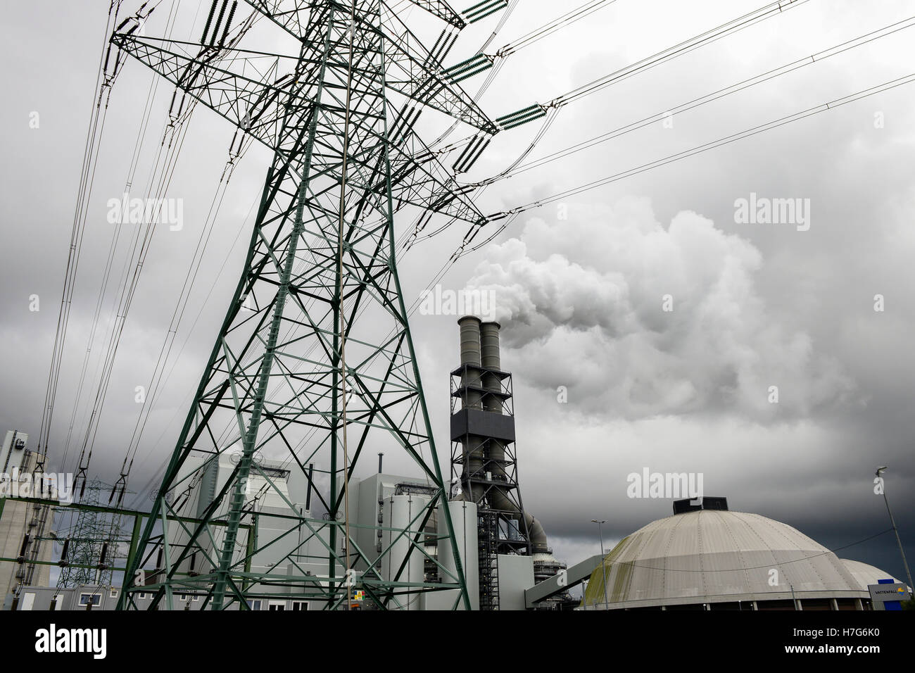Germania Amburgo Moorburg, Vattenfall carbone power station, masterizzare ing di carbon fossile importato, CO2 Emissioni di biossido di carbonio dalla ciminiera e la trasmissione di energia elettrica ad alta tensione a traliccio torre in acciaio Foto Stock