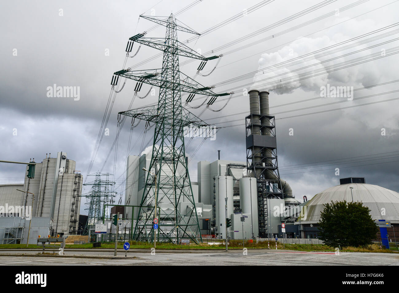 Germania Amburgo Moorburg, Vattenfall carbone power station, masterizzare ing di carbon fossile importato, CO2 Emissioni di biossido di carbonio dalla ciminiera e la trasmissione di energia elettrica ad alta tensione a traliccio torre in acciaio Foto Stock