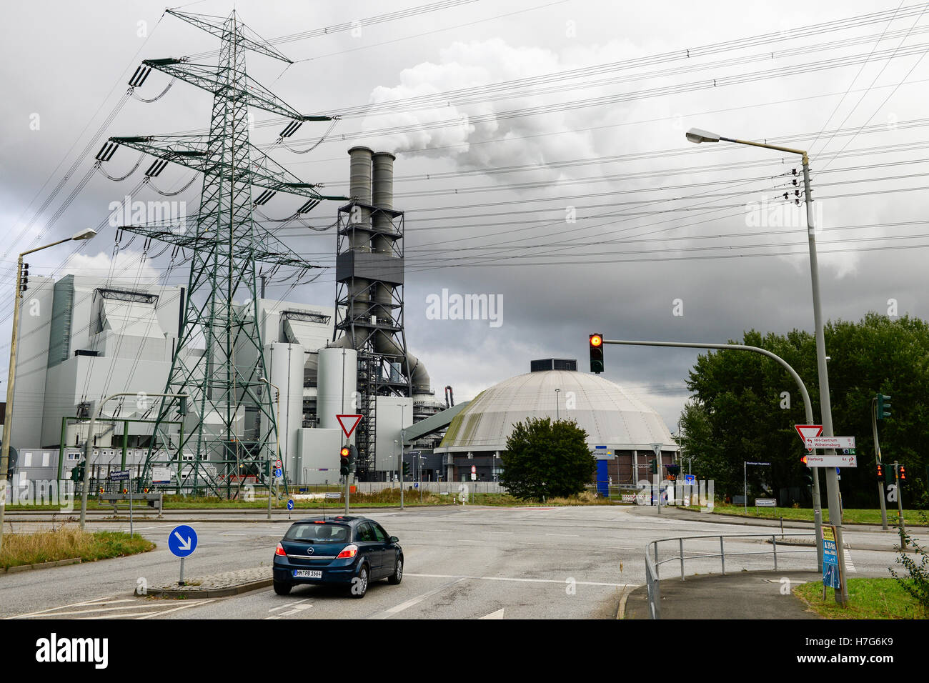 Germania Amburgo Moorburg, Vattenfall carbone power station, masterizzare ing di carbon fossile importato, CO2 Emissioni di biossido di carbonio dalla ciminiera e la trasmissione di energia elettrica ad alta tensione a traliccio torre in acciaio Foto Stock