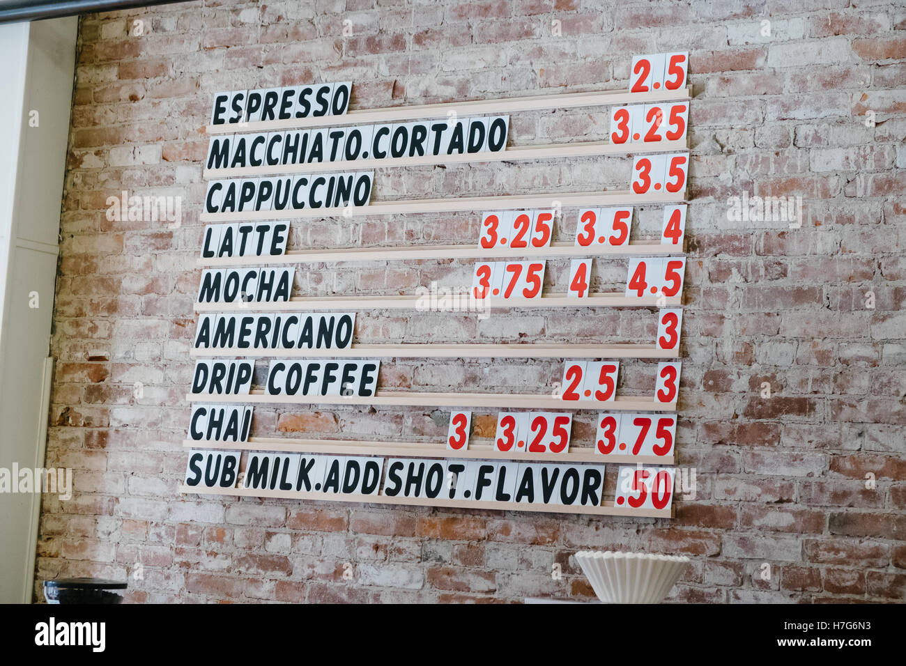 Prezzi per caffè e altre bevande espresso in corrispondenza di un'anca nuovo coffee shop in Oregon. Foto Stock