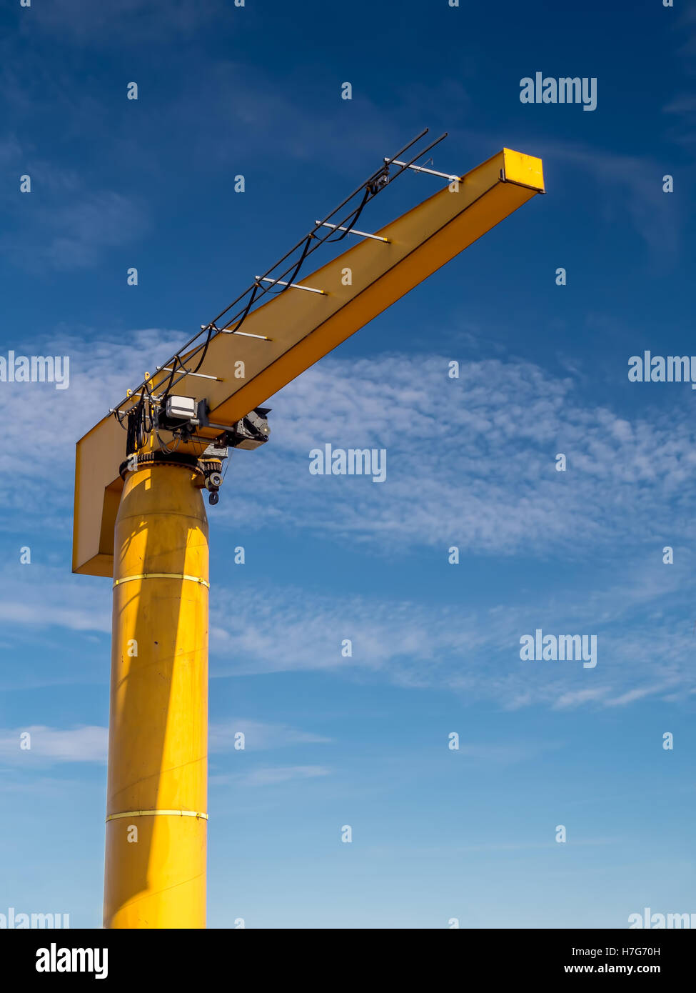 Yellow Crane al porto sparato contro il cielo Foto Stock