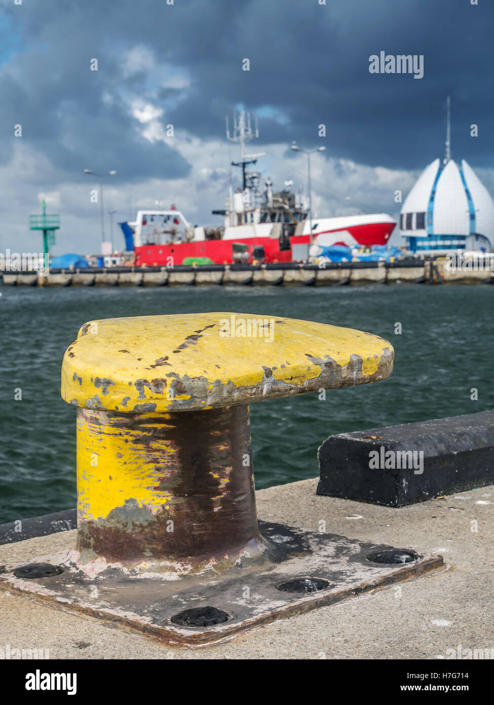 Bollar giallo al porto Foto Stock