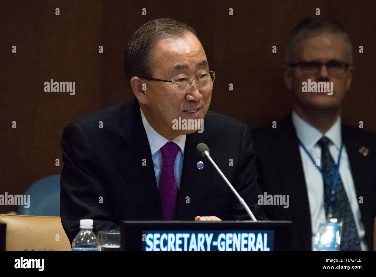 New York, Stati Uniti. 04 Nov, 2016. In occasione del clima di Parigi accordo è entrata in vigore (4 novembre), Segretario Generale delle Nazioni Unite Ban Ki-moon ha partecipato ad un incontro della società civile leader in sala conferenze 8 presso la sede delle Nazioni Unite a New York City. Credito: Albin Lohr-Jones/Pacific Press/Alamy Live News Foto Stock