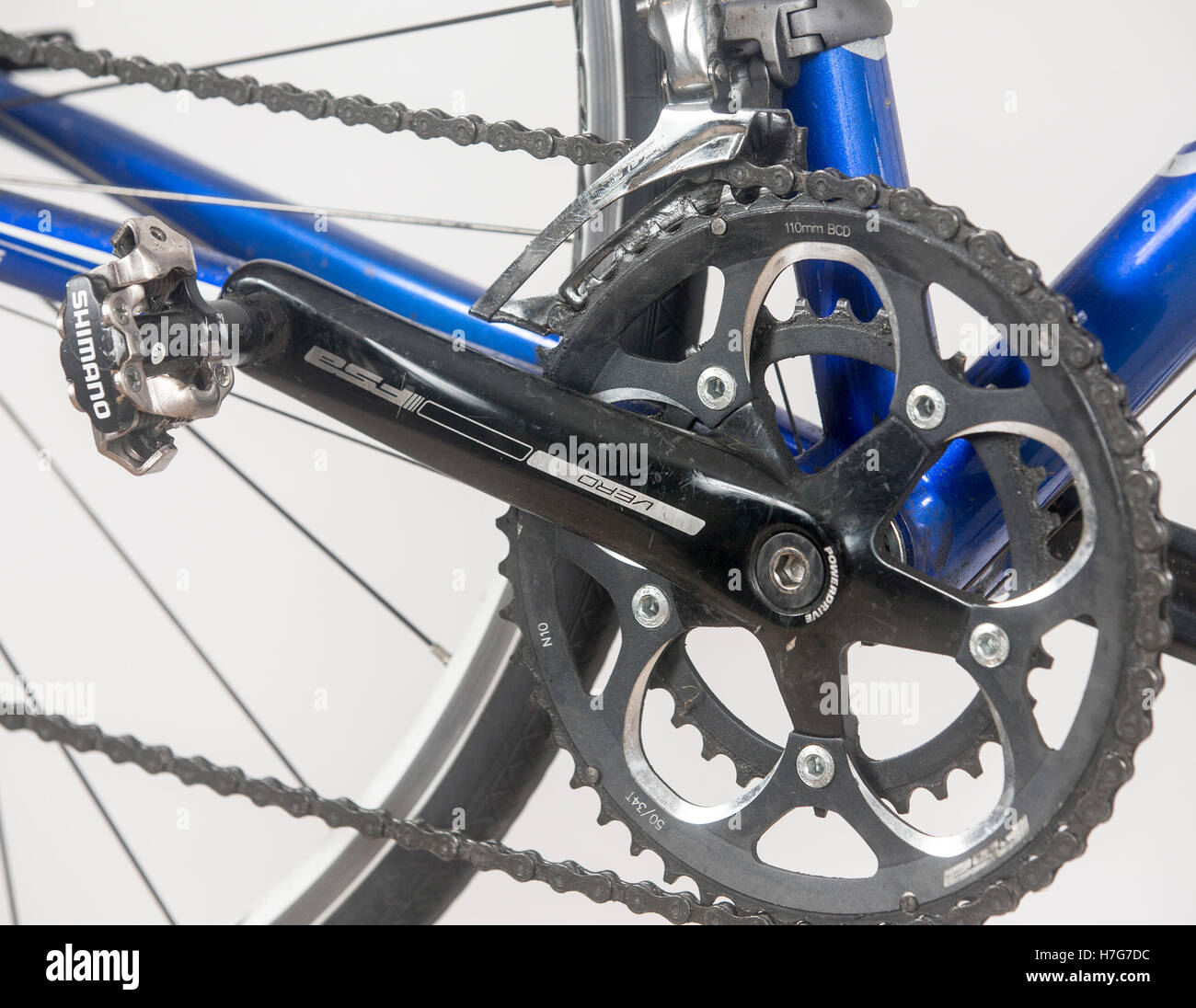 Pedale, la catena e la catena ad anello di una bicicletta da strada Foto Stock