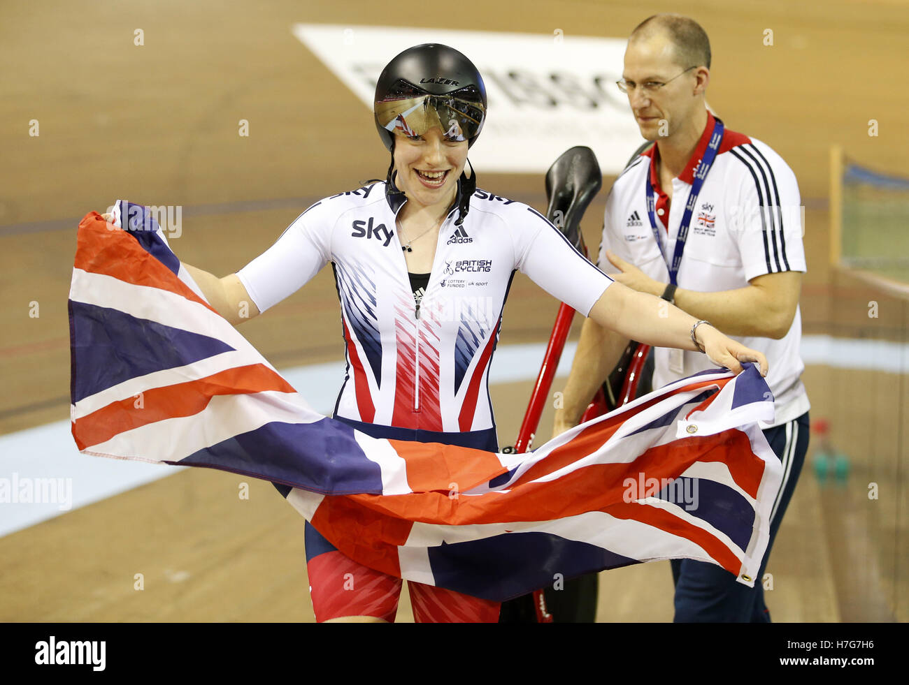 La Gran Bretagna è Emily Nelson dopo aver vinto le Donne Squadra di esercizio durante il giorno una delle UCI di ciclismo su pista di Coppa del Mondo a Sir Chris Hoy Velodromo, Glasgow. Foto Stock