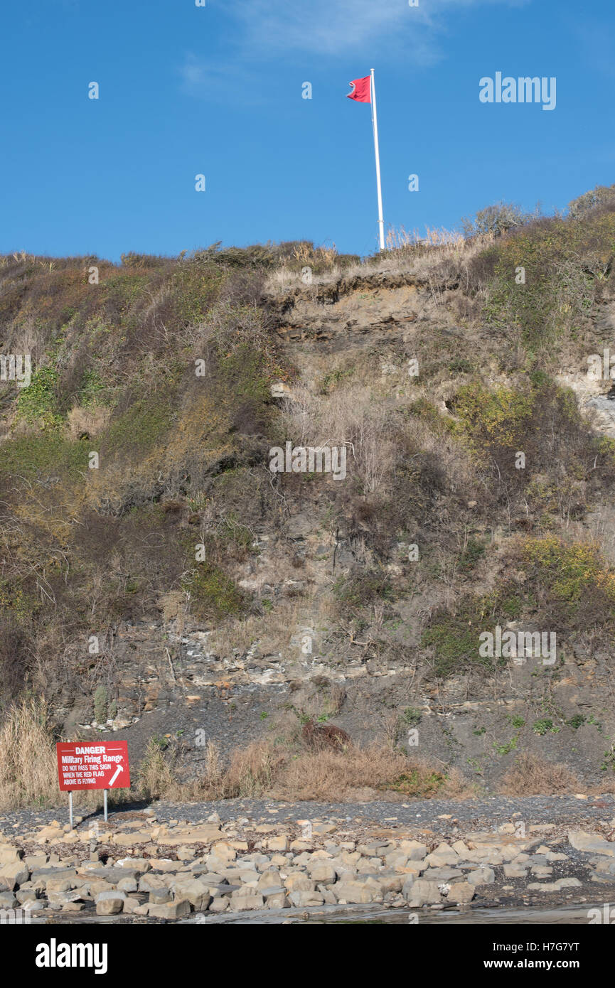 Cartelli di avvertimento e bandiere rosse a Kimmeridge Bay, Dorset Foto Stock