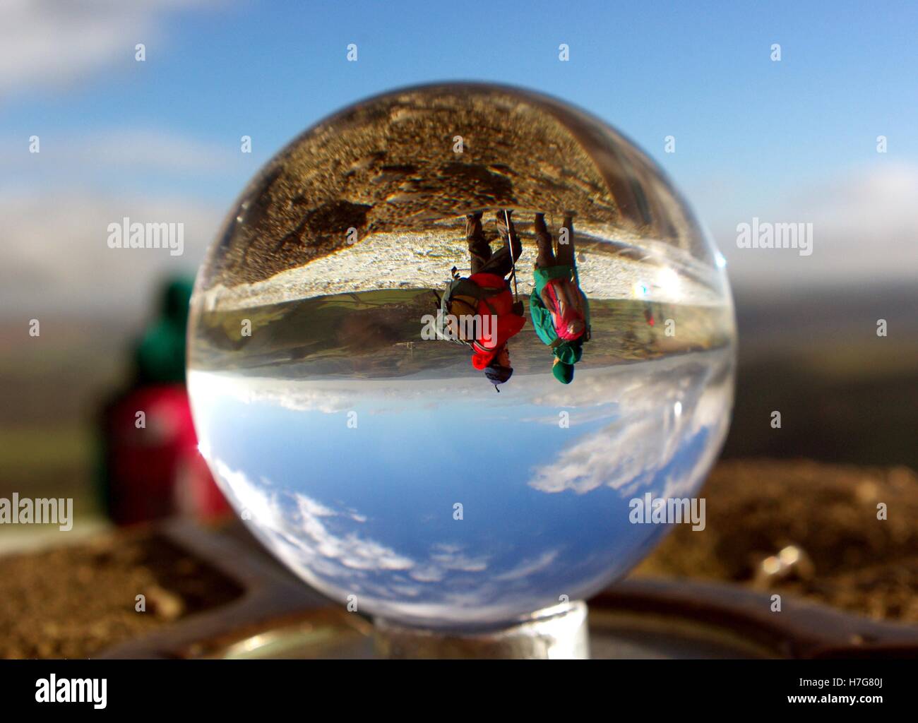 Sfera di cristallo fotografia giovane sulla camminata in montagna Foto Stock