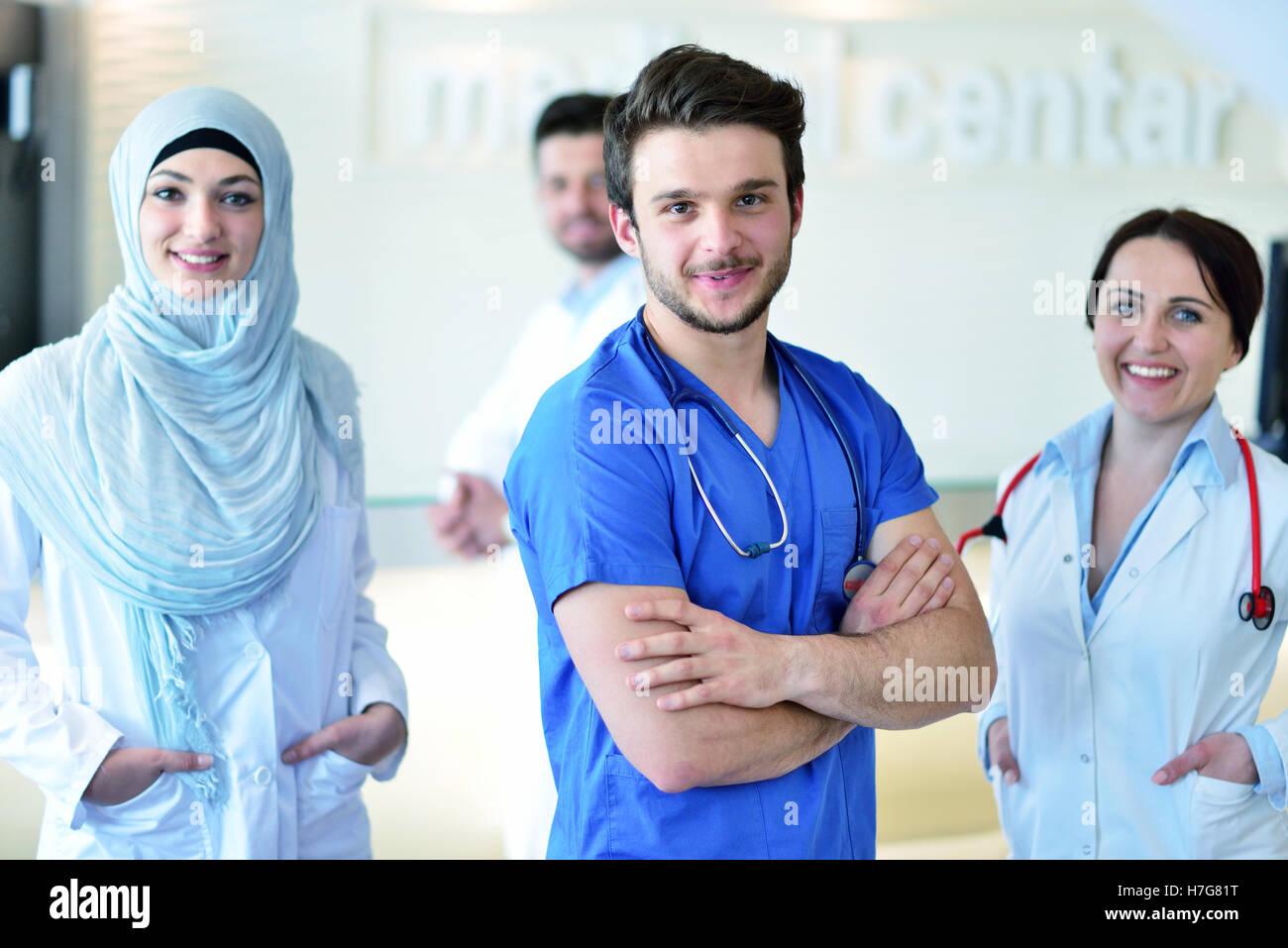 Amichevole maschio medico con una mano aperta pronta per avvolgente Foto Stock