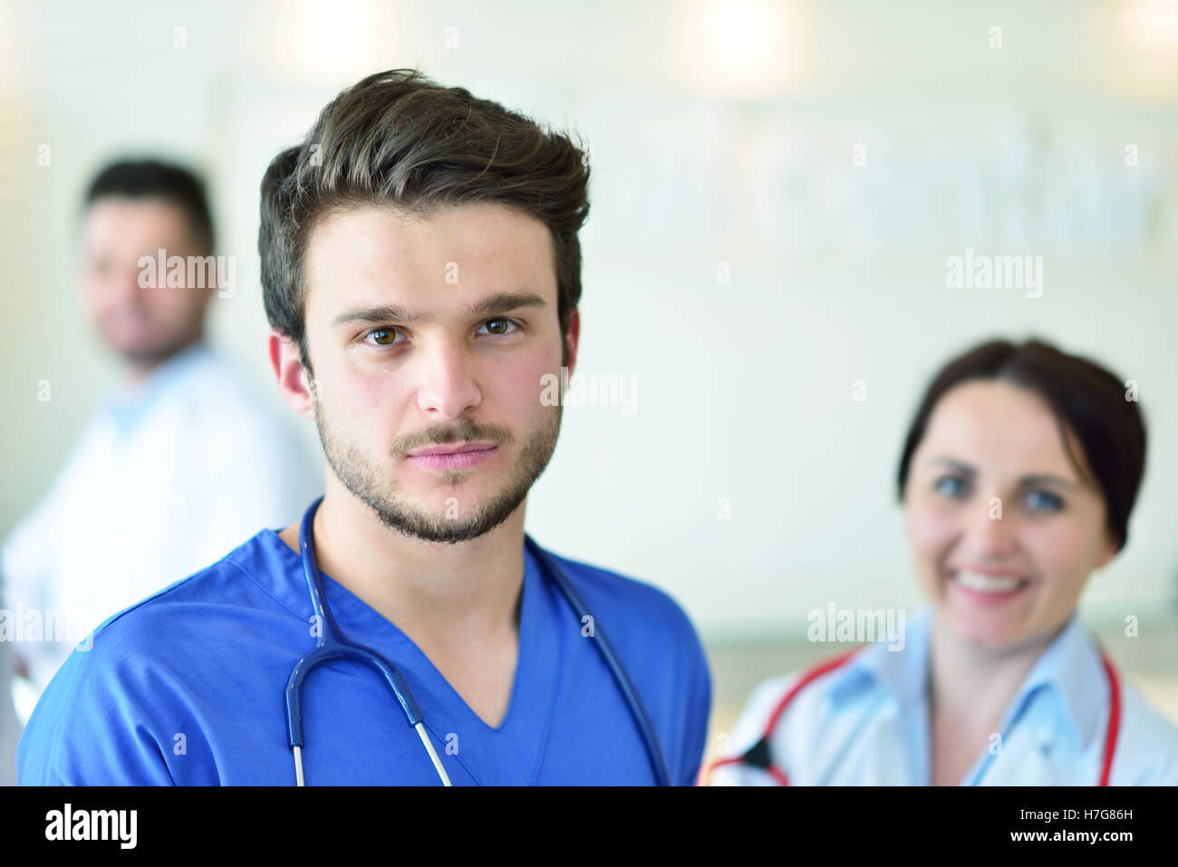 Amichevole maschio medico con una mano aperta pronta per avvolgente Foto Stock