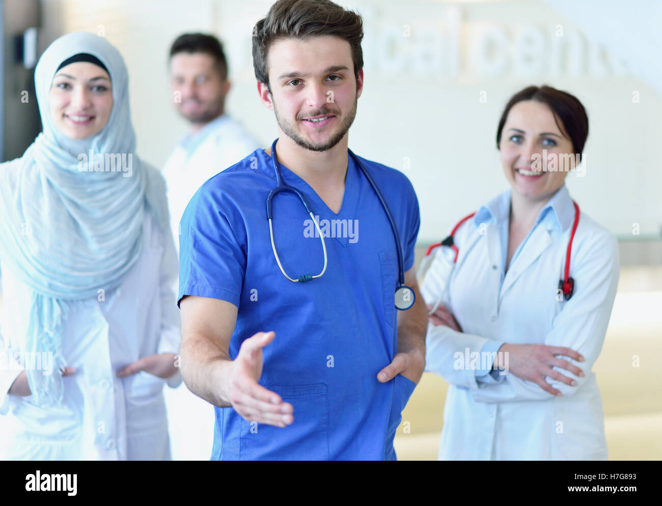 Amichevole maschio medico con una mano aperta pronta per avvolgente Foto Stock