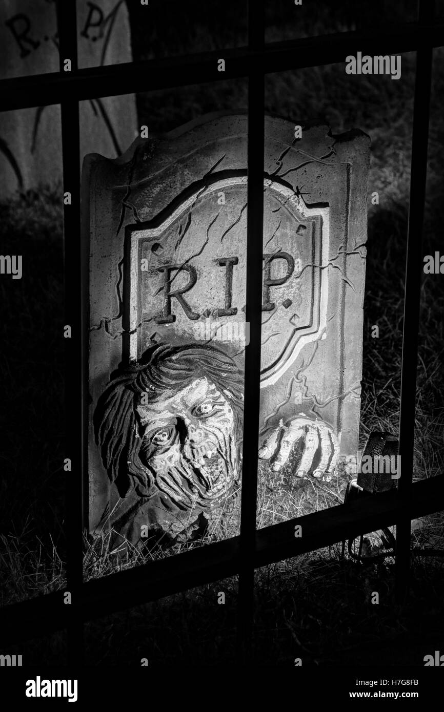 Lapide RIP con faccia. Dietro il recinto. Decorazioni di Halloween. Cantiere di Halloween display. Foto Stock