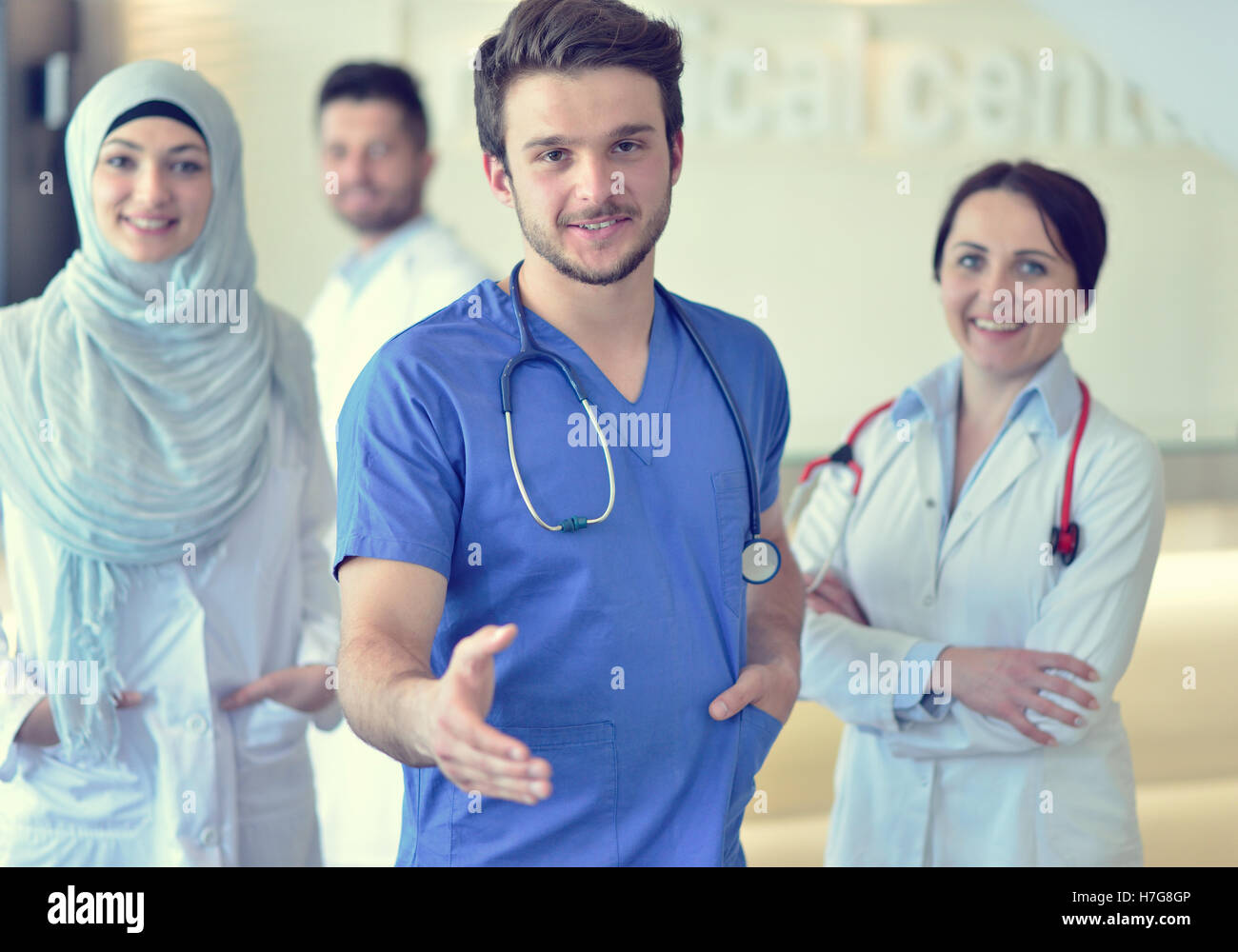 Amichevole maschio medico con una mano aperta pronta per avvolgente Foto Stock
