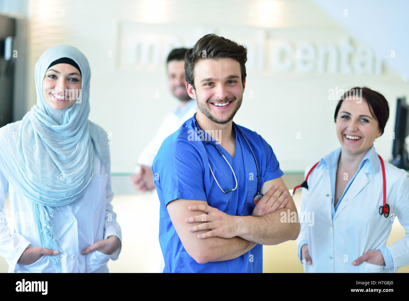 Amichevole maschio medico con una mano aperta pronta per avvolgente Foto Stock