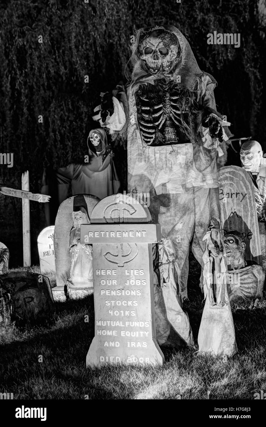 Tomba di pensionamento di pietra e zombie piange la recessione del 2008. Cantiere di Halloween display. Foto Stock