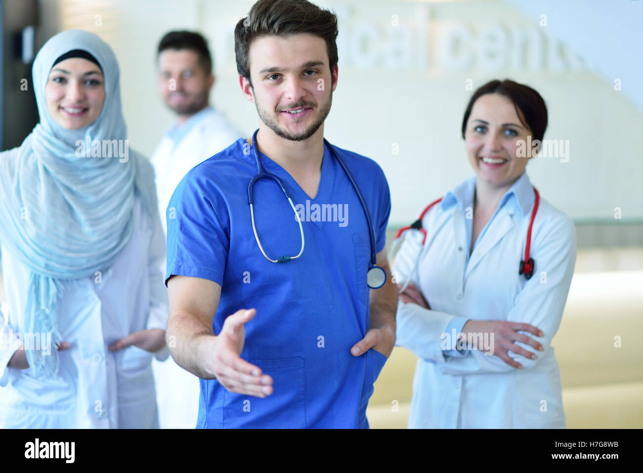 Amichevole maschio medico con una mano aperta pronta per avvolgente Foto Stock