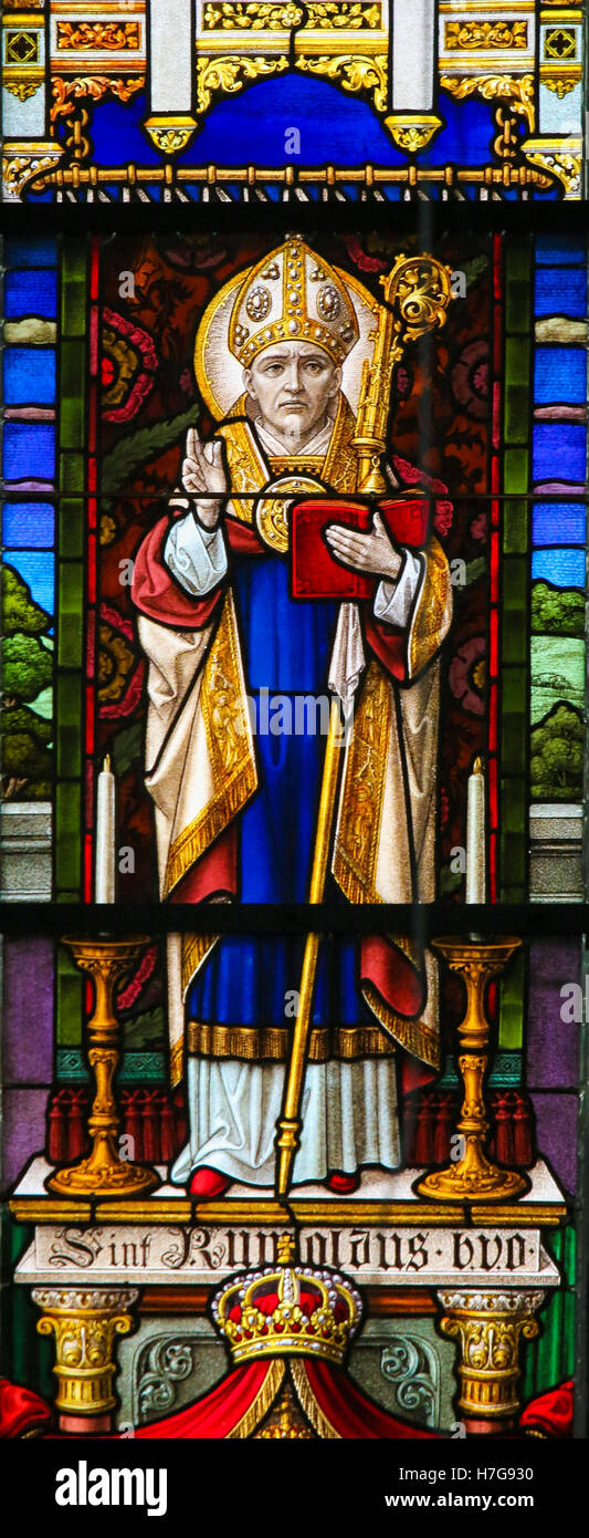 Vetrata raffigurante San Rumbold, il santo patrono di Mechelen, nella Cattedrale di San Rumbold in Mechelen, Belgi Foto Stock