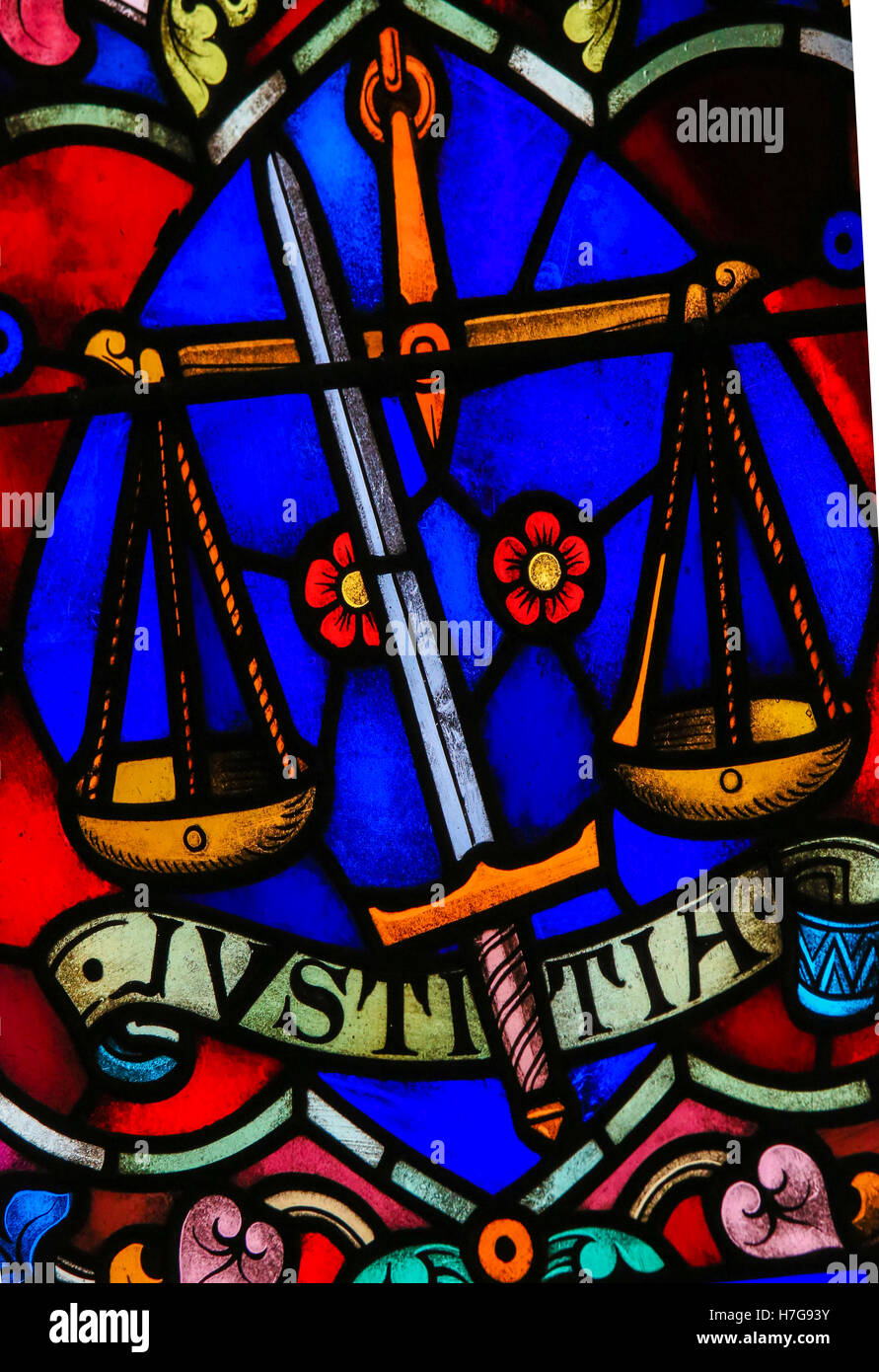 Le vetrate colorate che rappresentano la giustizia, simboleggiata dalla spada e di equilibrio, nella Cattedrale di San Rumbold in Mechelen, Belgi Foto Stock