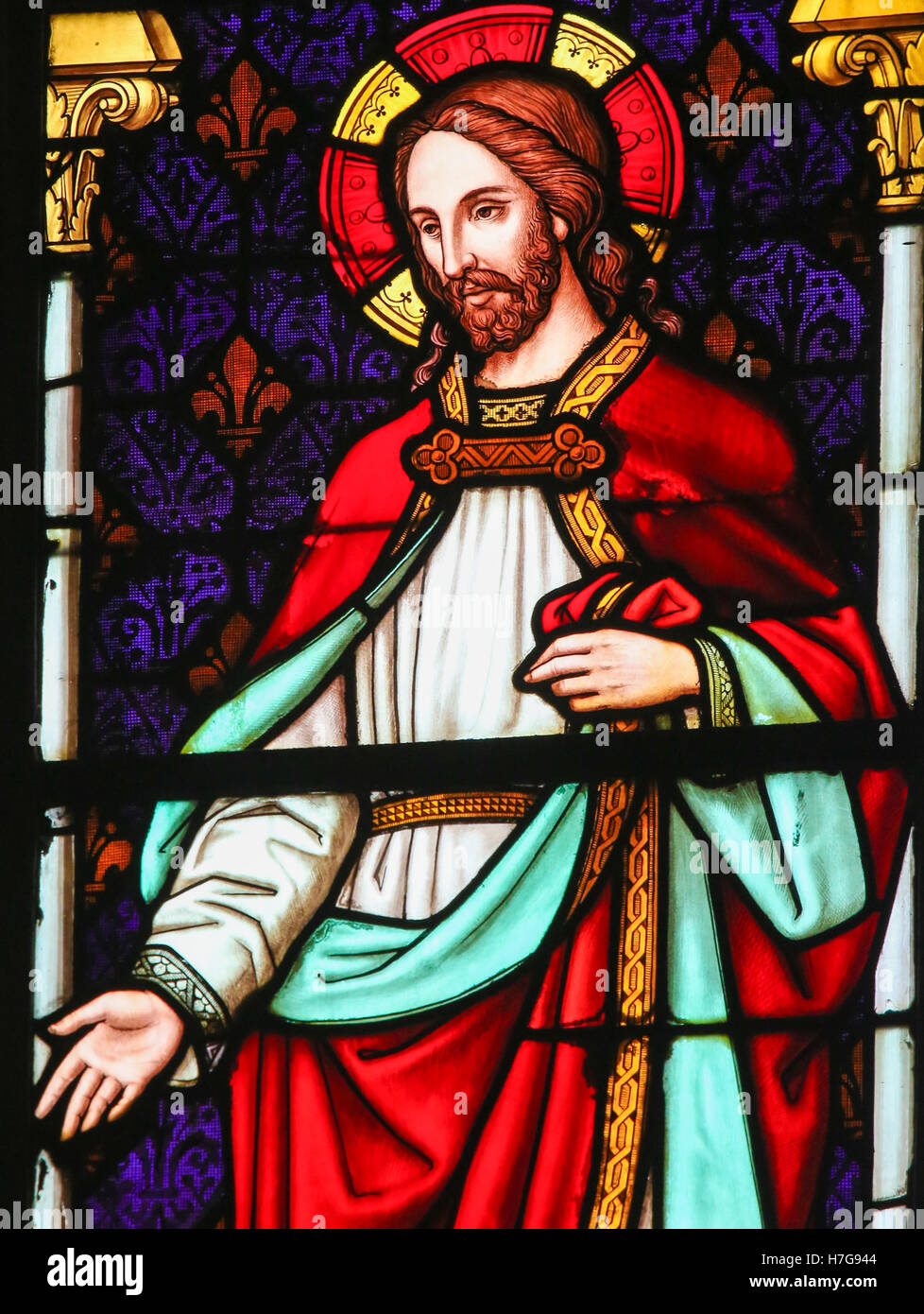 Vetrata raffigurante Gesù Cristo, nella Cattedrale di San Rumbold a Mechelen in Belgio. Foto Stock