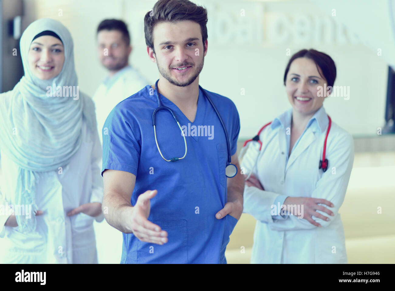 Amichevole maschio medico con una mano aperta pronta per avvolgente Foto Stock