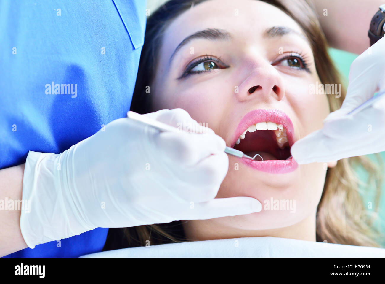 Close-up di femmina con bocca aperta durante la somministrazione orale checkup dal dentista. Foto Stock