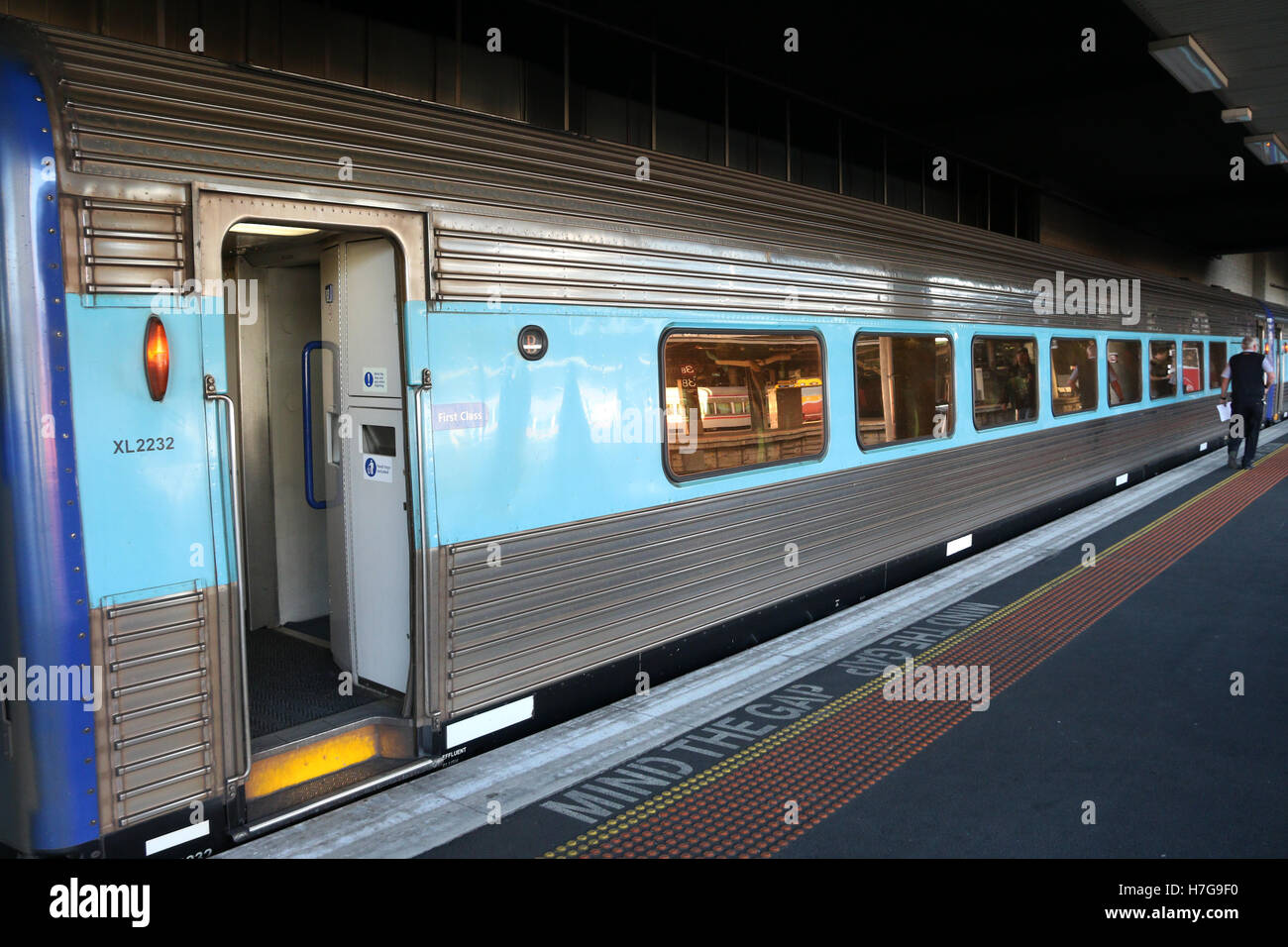 Il treno XPT a Melbourne's Southern Cross Station prima di uscire per Sydney. Foto Stock