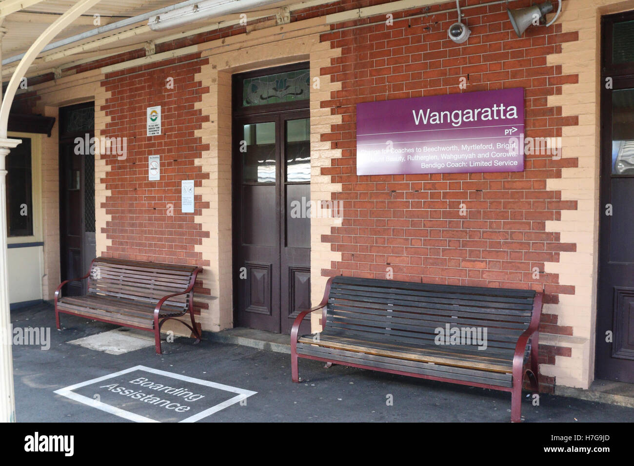 Wangaratta Aeroporto stazione ferroviaria piattaforma in Victoria, Australia. Foto Stock