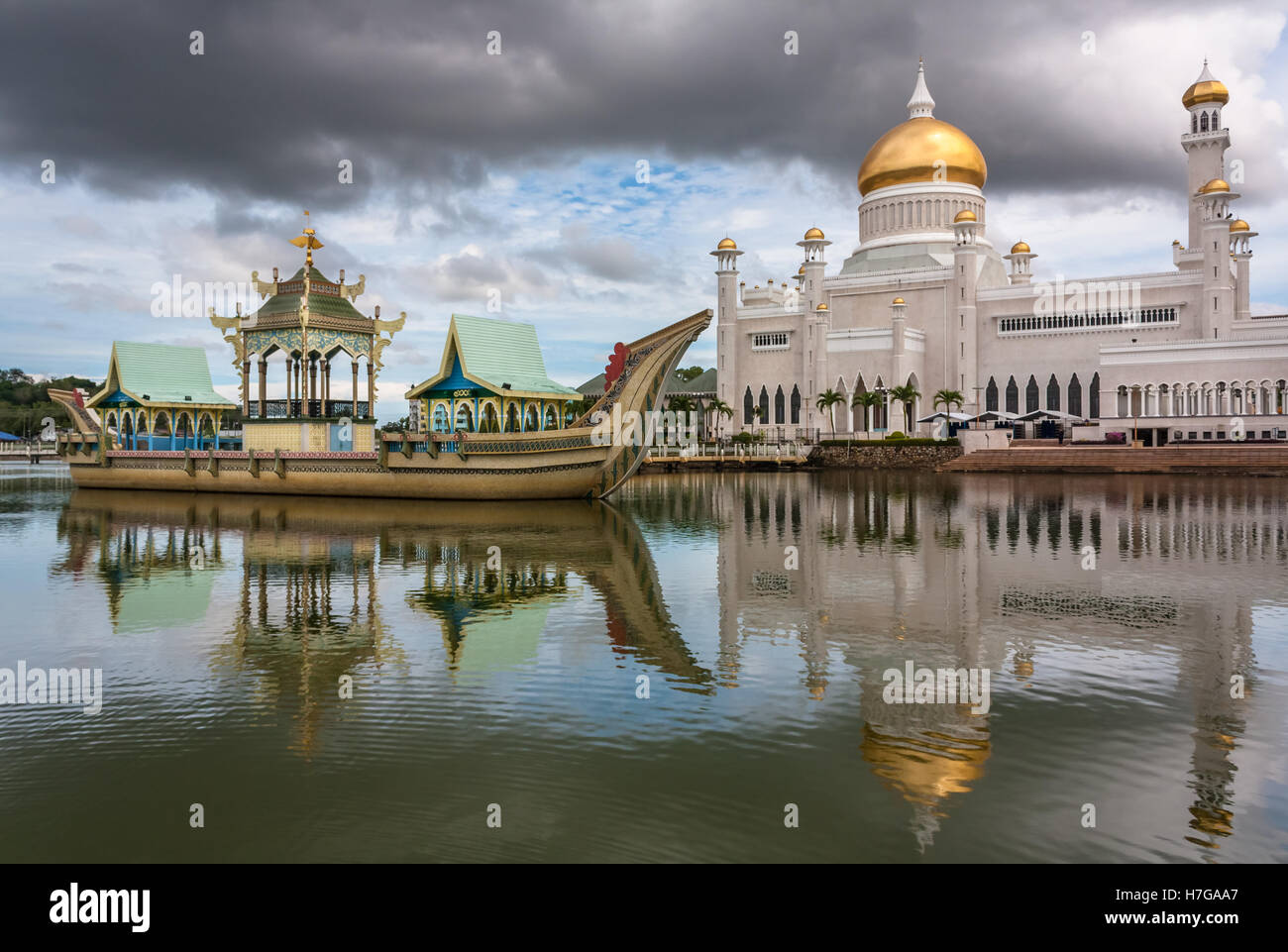 Il sultano Omar Ali Saifuddin Moschea, Bandar Seri Begawan, Brunei, sud-est asiatico Foto Stock
