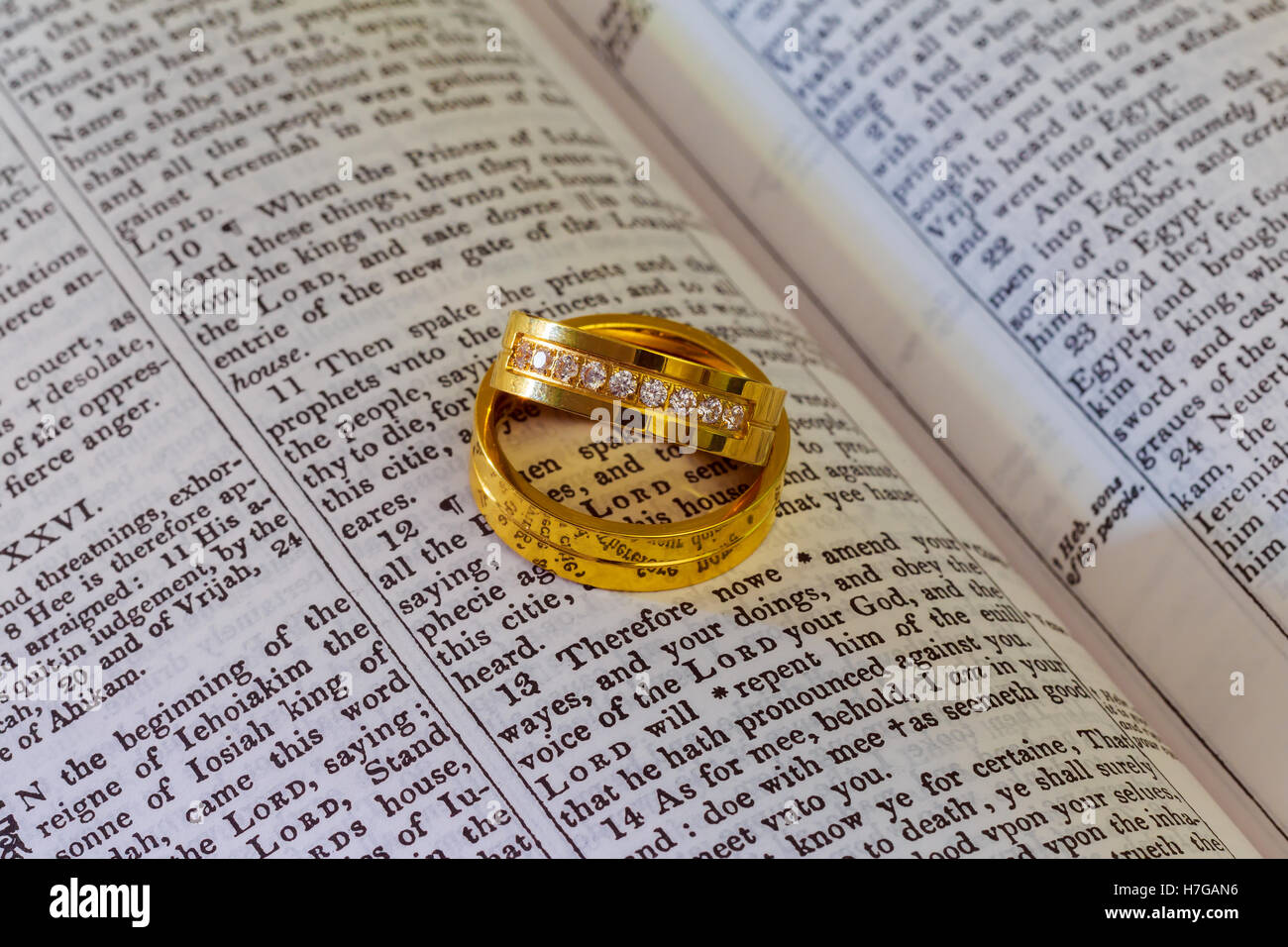 Due anelli di nozze su una bibbia gli anelli di nozze la Bibbia Foto Stock