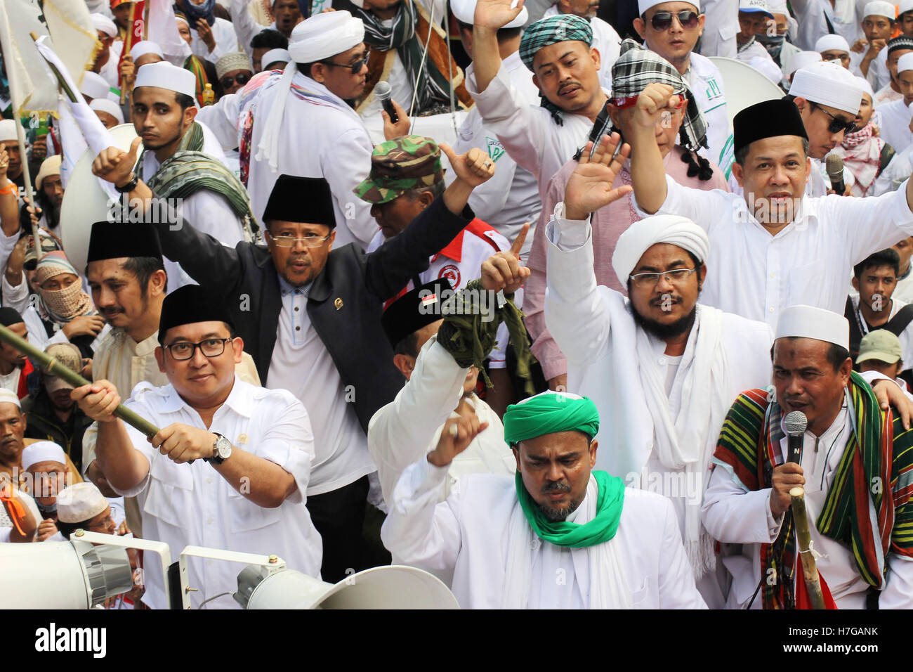 Il leader del popolo musulmano di alleanze che si conduce una grande manifestazione a condannare la bestemmia della loro religione in Jakarta. Foto Stock