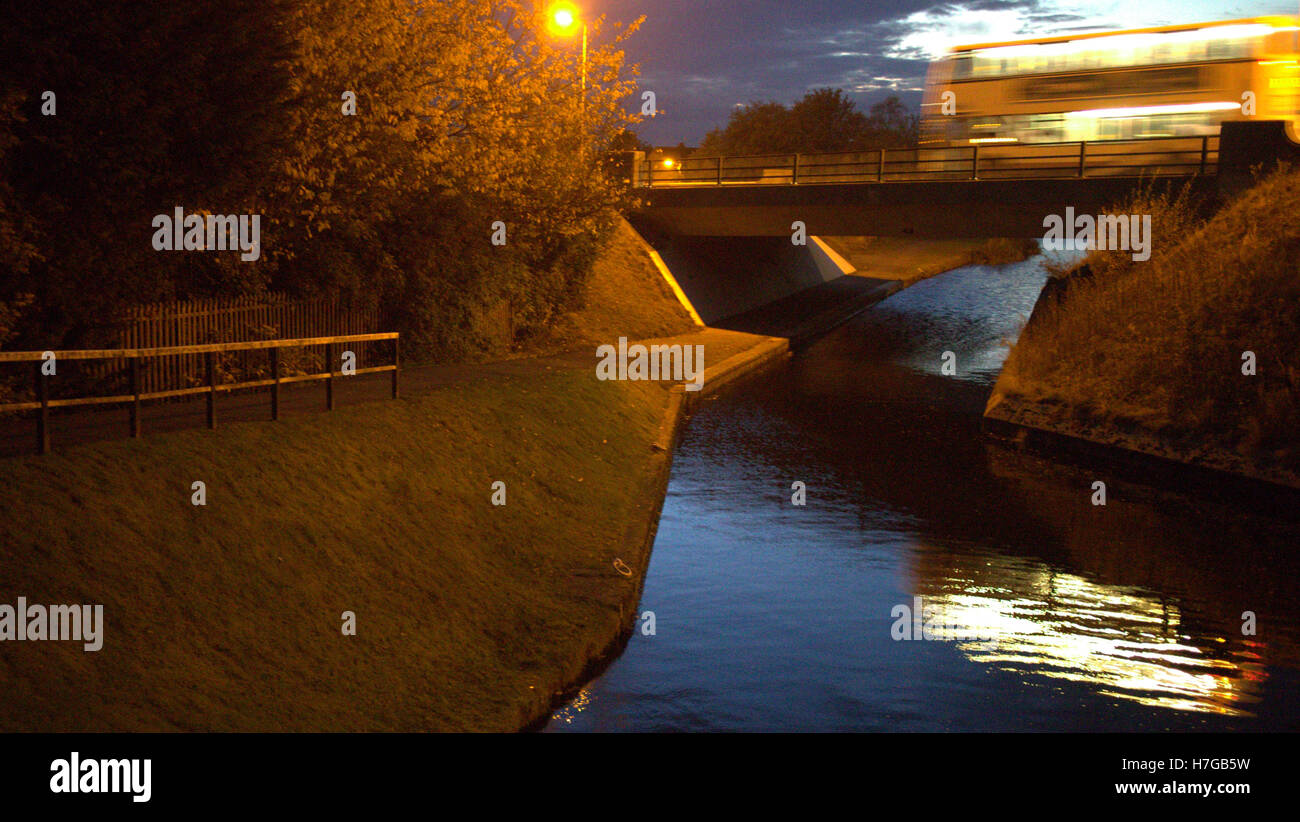 Ponte di lock canal bus notturno blur canale di Forth e Clyde, Glasgow Foto Stock