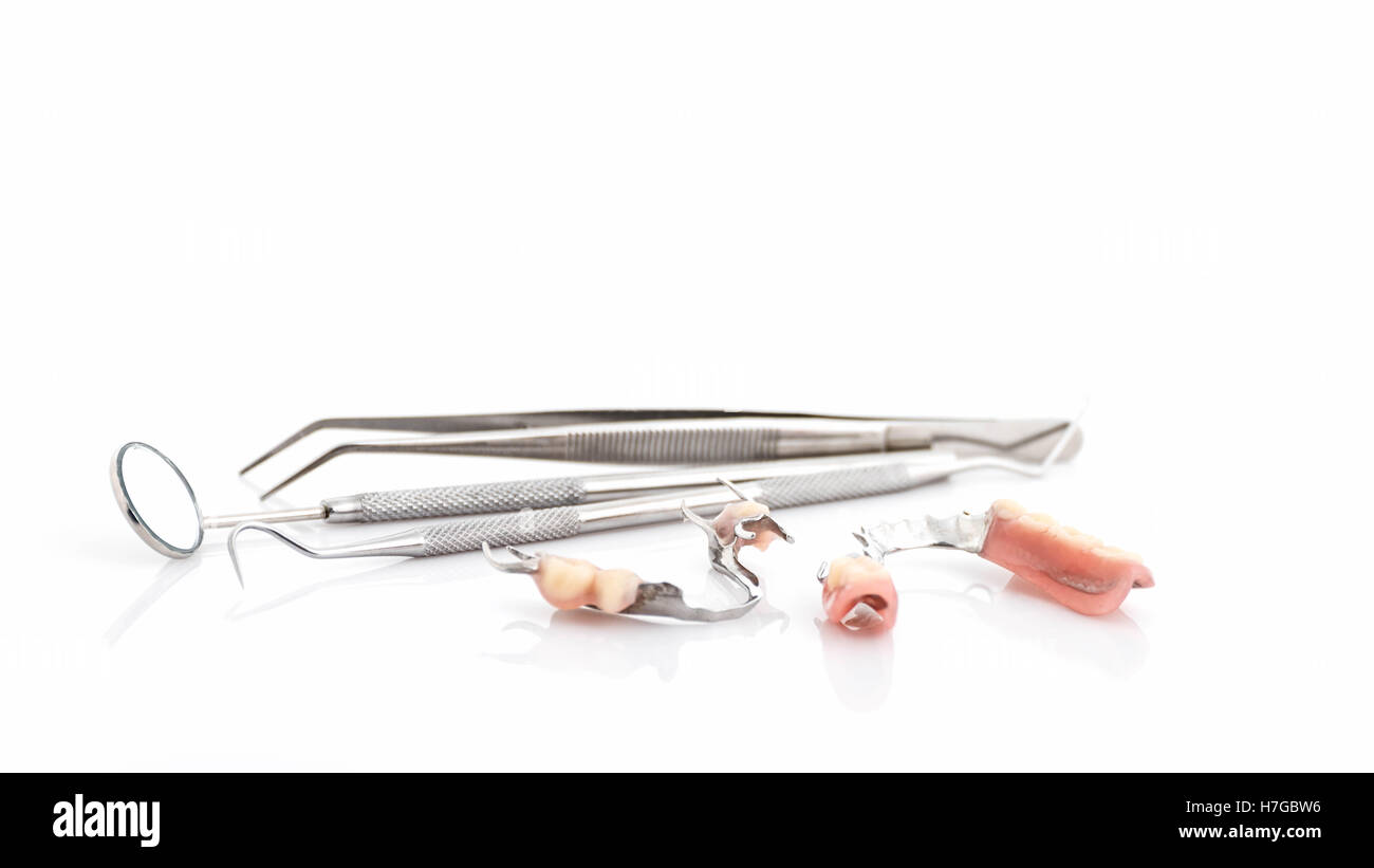 Close up di parziale dentiere e igienista dentale mirror su sfondo bianco Foto Stock