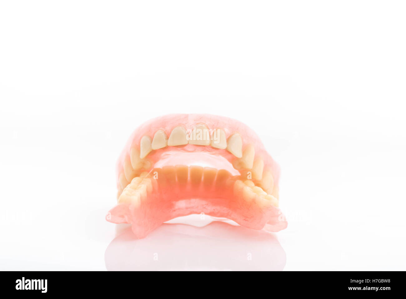 Sporco dentiere,Tartaro sulla protesi su sfondo bianco Foto Stock