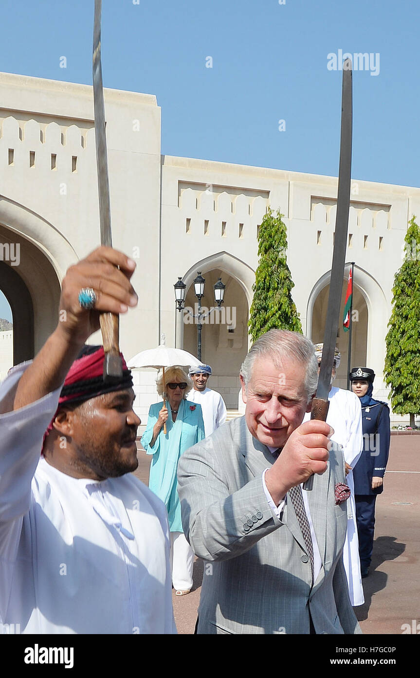 Il Principe di Galles prende parte in una spada cerimoniale di danza con artisti locali durante un benvenuto culturale a Muscat, della capitale di Oman, all inizio del suo tour ufficiale del Medio Oriente. Foto Stock