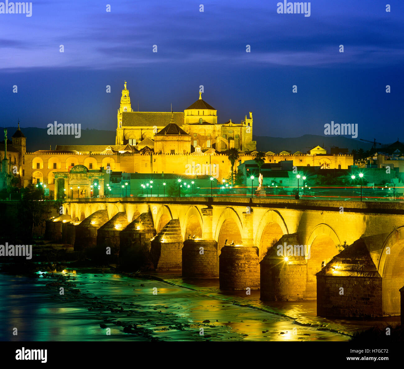 La cattedrale e il ponte romano illuminata di notte, Cordoba, Anadalucia, Spagna Foto Stock