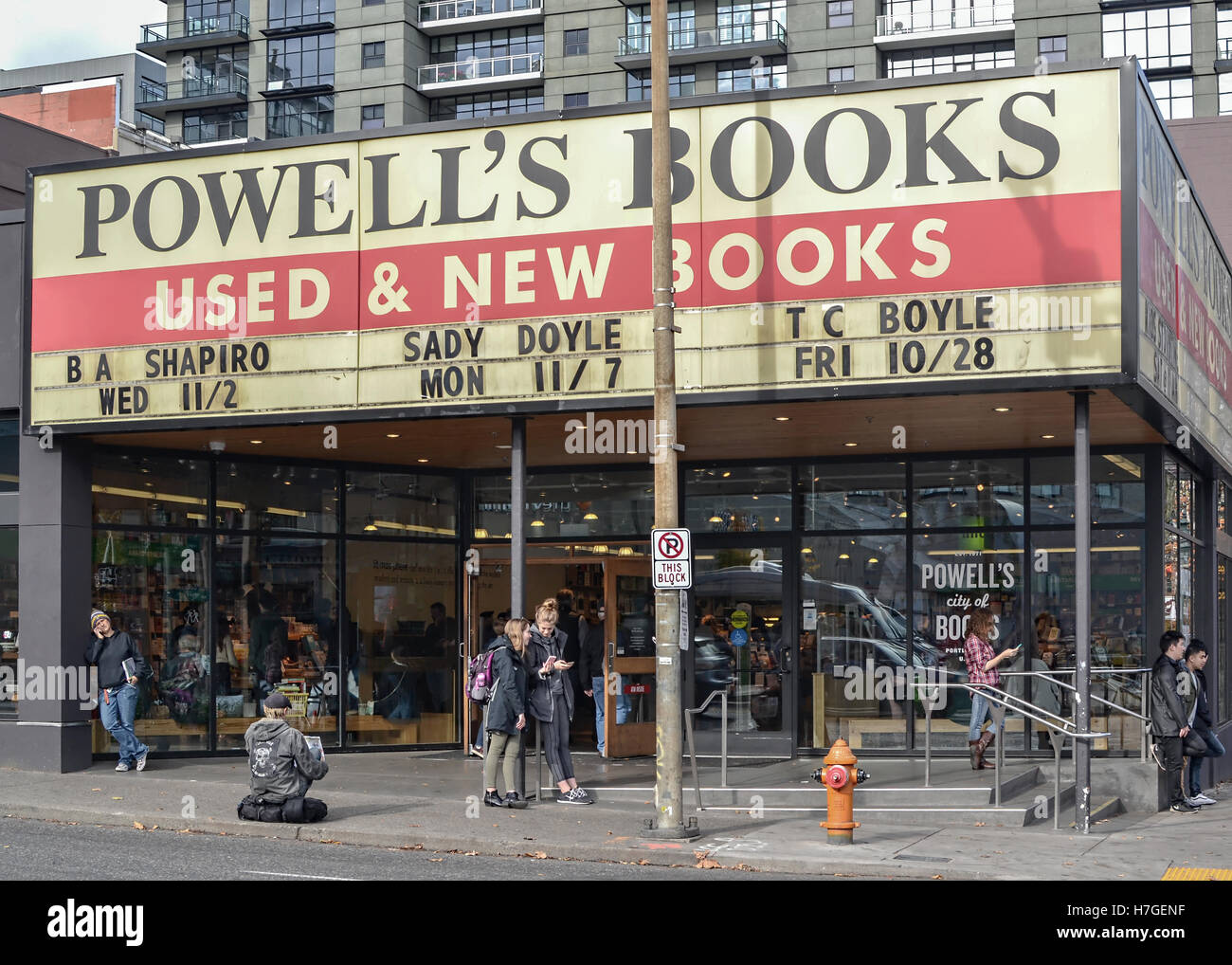 Ingresso della famosa libreria Powell's Books a Portland, Oregon, affollato di clienti e passer byers. Foto Stock