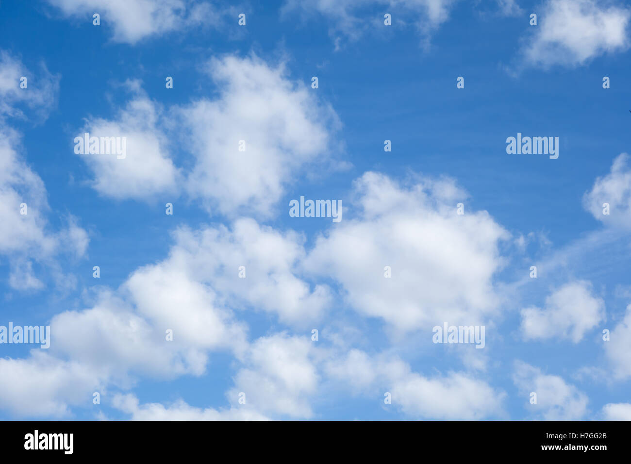 Nuvole bianche su un Cielo di estate blu air Foto Stock