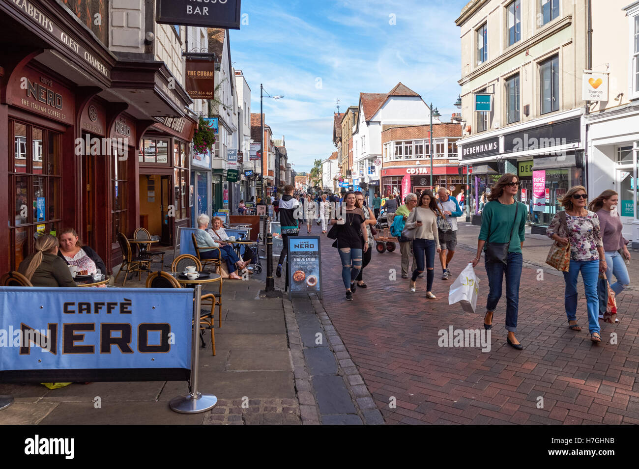 Gli amanti dello shopping su High Street in Canterbury Kent England Regno Unito Regno Unito Foto Stock