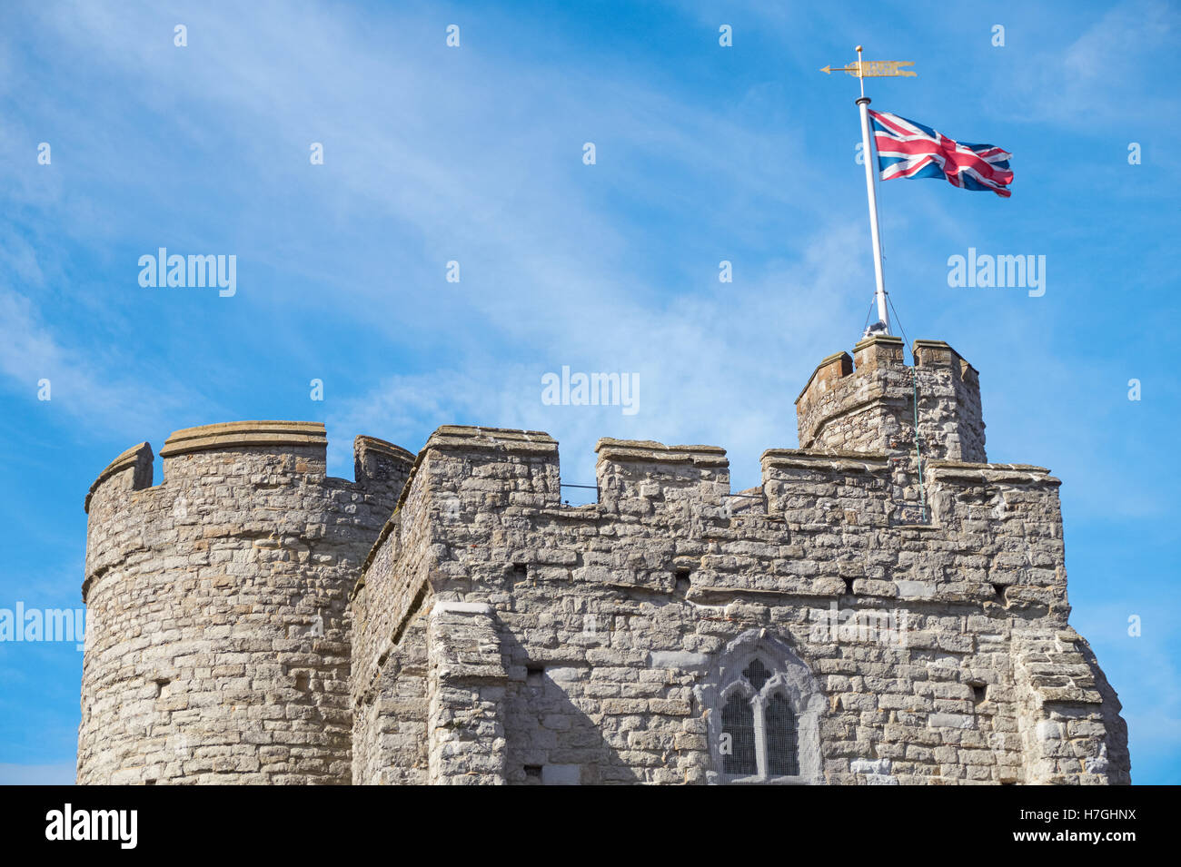 La parte superiore della Westgate torri con la Union Jack in Canterbury Kent England Regno Unito Regno Unito Foto Stock