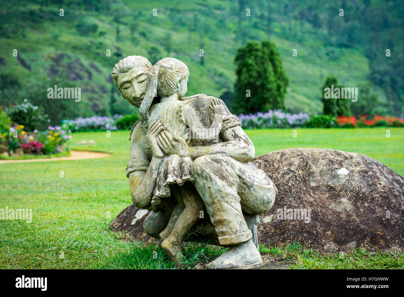 Il rapporto di parentela. statua del padre e figlia abbraccio ogni altri Foto Stock