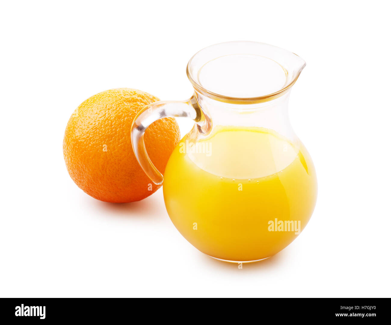 Il succo di arancia in brocca e isolato di colore arancione su sfondo bianco Foto Stock