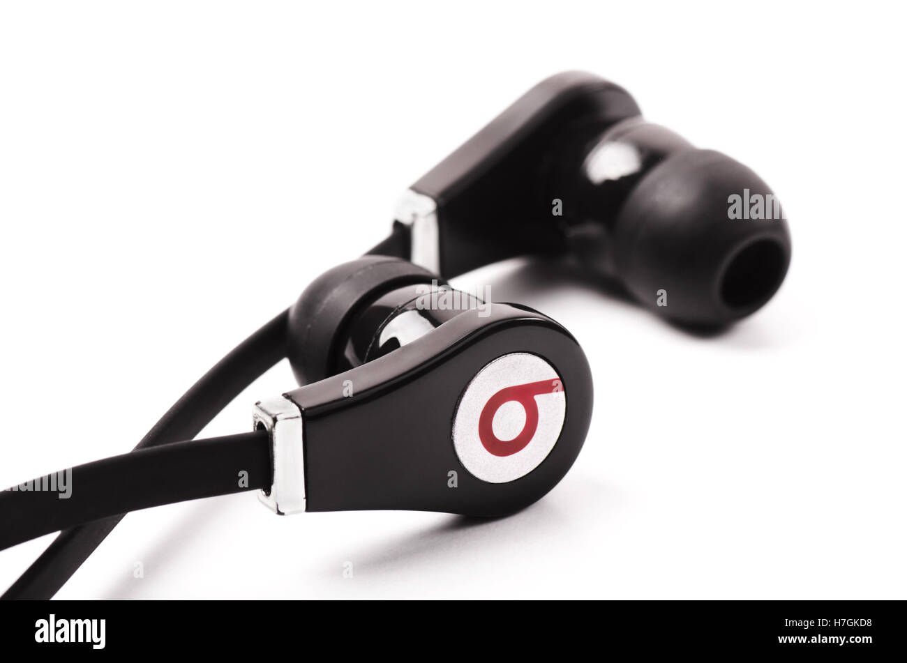 SAMARA, Russia - 10 settembre 2016: Nero cuffie Beats Audio logo del marchio "Beats Electronics' isolate su un fondo bianco Foto Stock